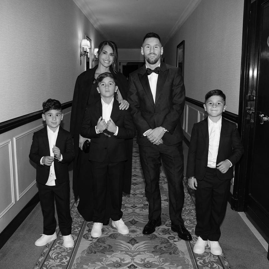 Bức ảnh Messi và bà xã Antonela tình tứ trước mặt 3 con nhận 6 triệu tim sau một giờ-2