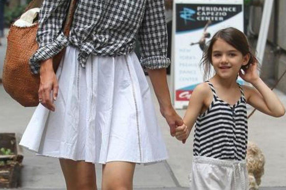 Katie Holmes đã nuôi dạy con gái Suri trở thành một cô bé sống giản dị như thế nào?-4