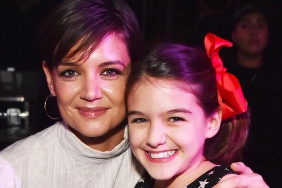 Katie Holmes đã nuôi dạy con gái Suri trở thành một cô bé sống giản dị như thế nào?