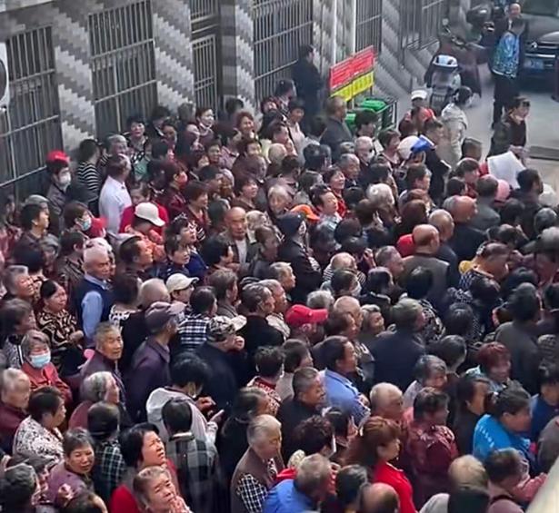 100 người chặn xe chú rể đòi lì xì để thử lòng và cái kết-2