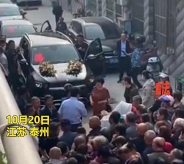 100 người chặn xe chú rể đòi lì xì để thử lòng và cái kết-1