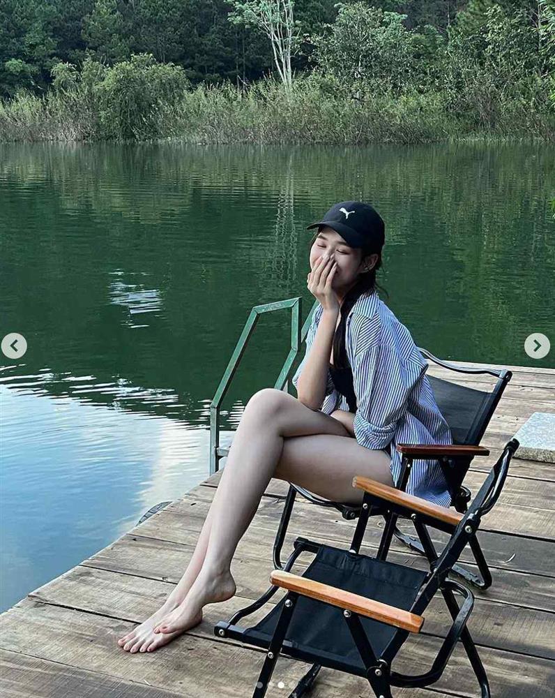 Hoa hậu Đỗ Thị Hà khoe cặp chân triệu đô với kiểu mặc giấu quần-1