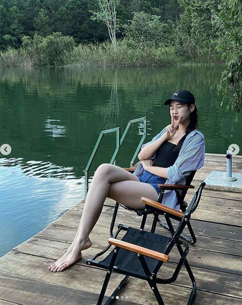 Hoa hậu Đỗ Thị Hà khoe cặp chân triệu đô với kiểu mặc giấu quần-2