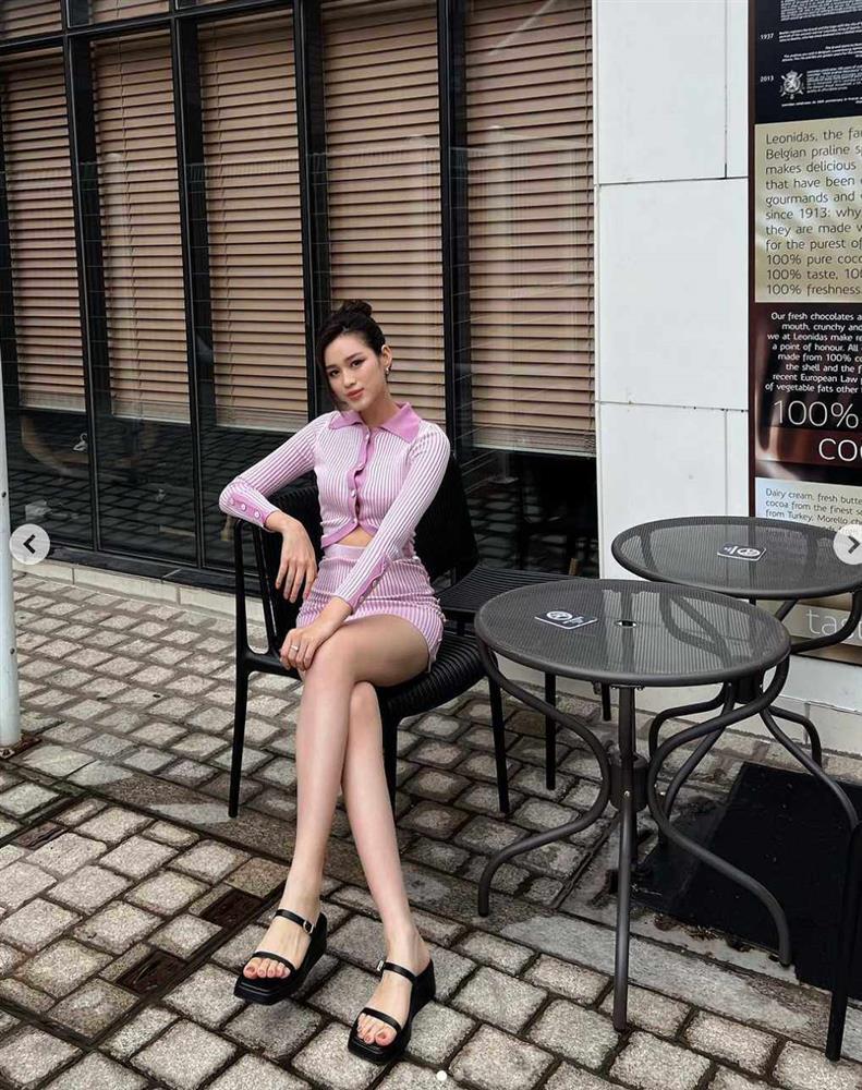 Hoa hậu Đỗ Thị Hà khoe cặp chân triệu đô với kiểu mặc giấu quần-4
