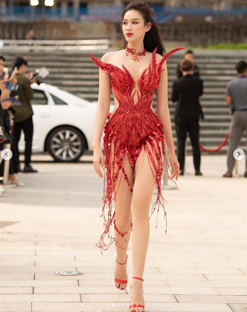 Hoa hậu Đỗ Thị Hà khoe cặp chân triệu đô với kiểu mặc giấu quần-5