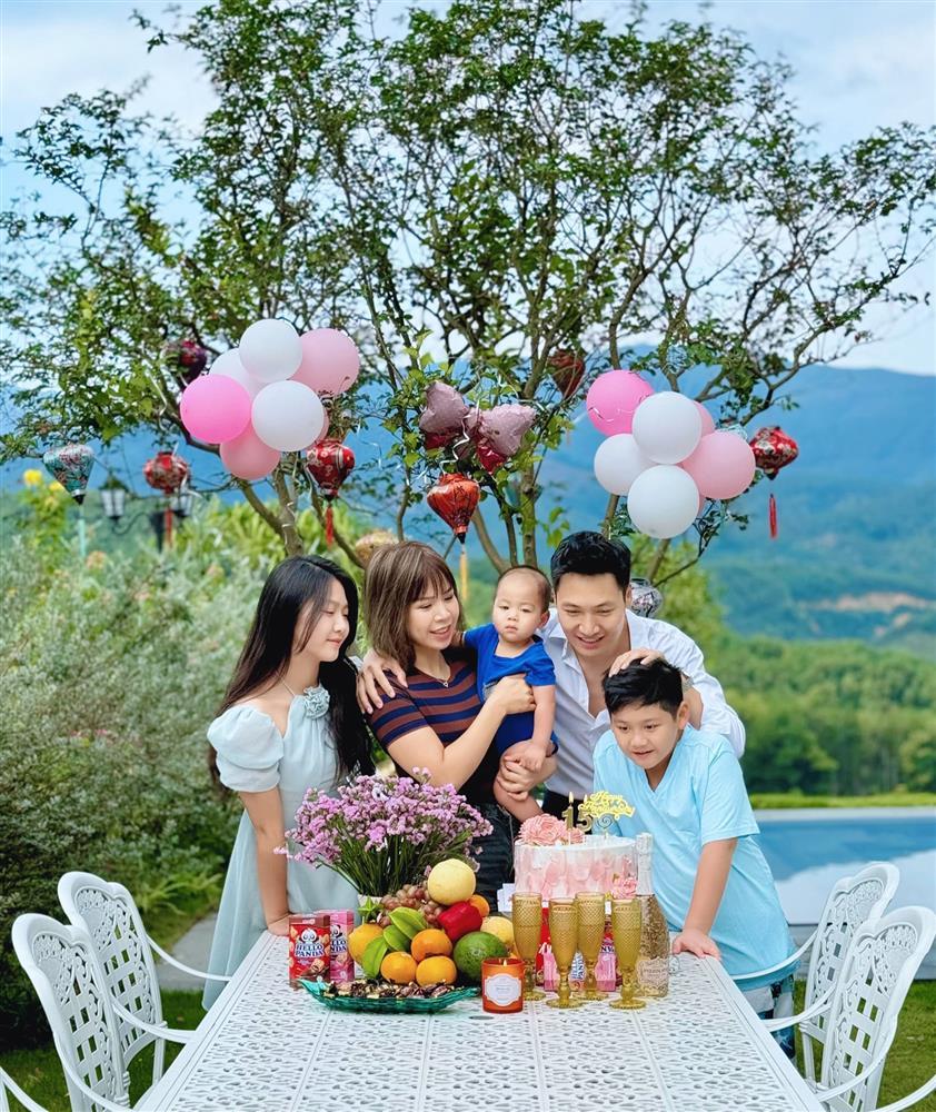 Mạnh Trường kỷ niệm 15 năm cưới bên tổ ấm nhỏ, các nhóc tỳ được nhận xét là bản sao của bố-2