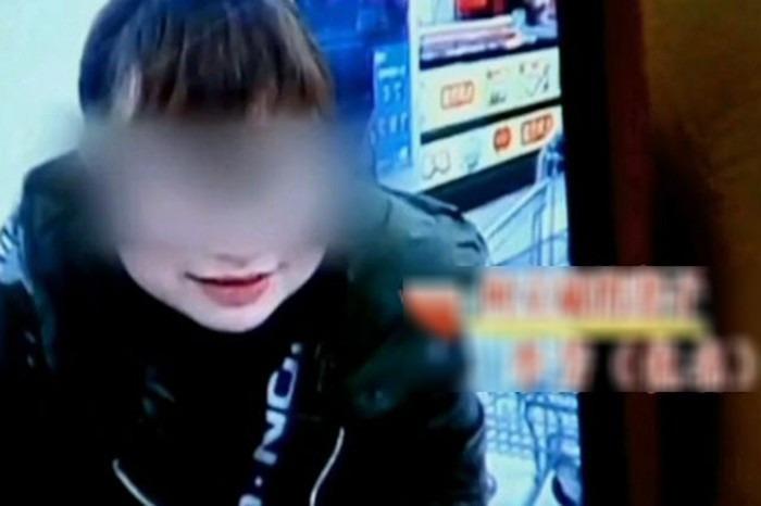 Vợ mất tích 1 tháng, chồng báo cảnh sát nhưng camera tố chuyện sốc nhà hàng xóm-2