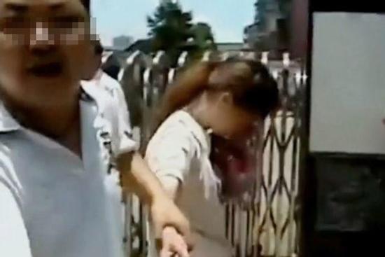 Vợ mất tích 1 tháng, chồng báo cảnh sát nhưng camera tố chuyện sốc nhà hàng xóm