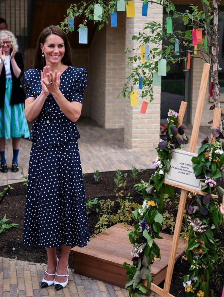 Xu hướng giày hai tông màu lấy cảm hứng từ hoàng gia-3