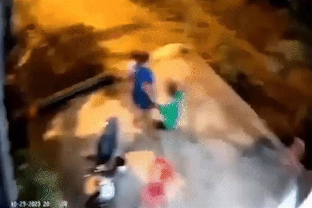 Vụ bố cầm 2 chân con gái ném ra đường: Giám định thương tật nạn nhân-1