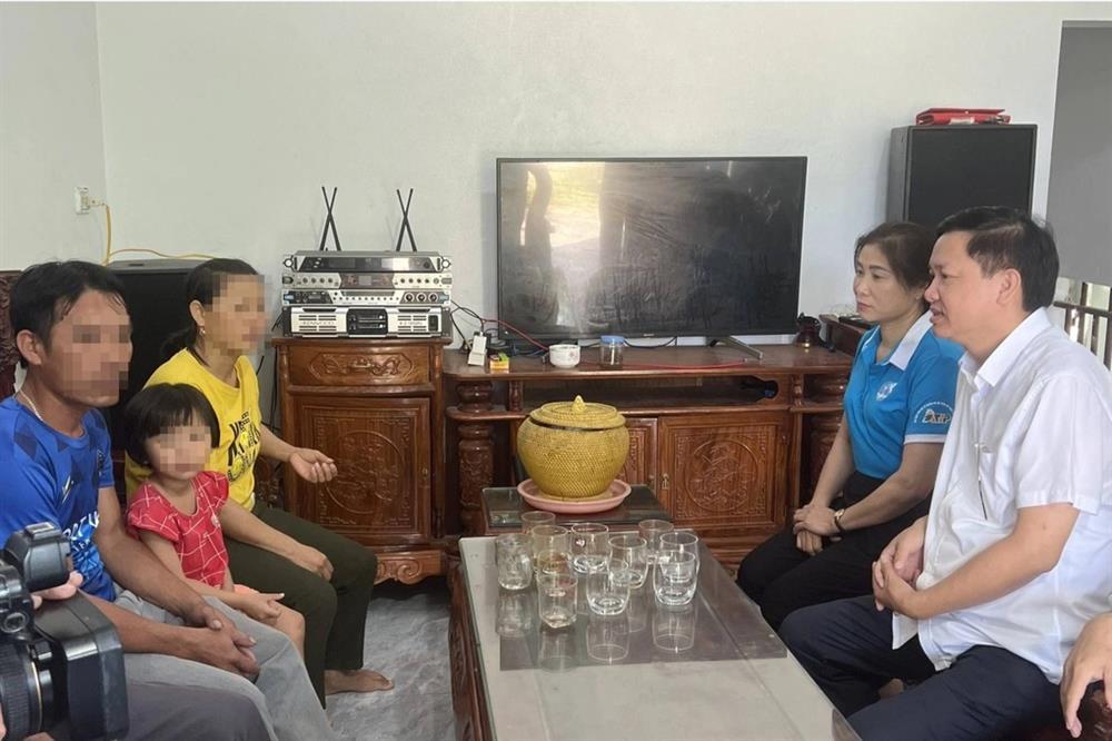 Vụ bố cầm 2 chân con gái ném ra đường: Giám định thương tật nạn nhân-2