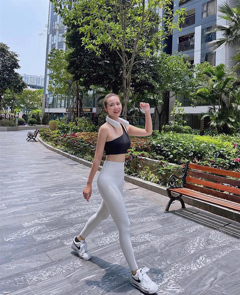 Huyền Lizzie ngoài 30 vẫn thon thả, đường cong nuột nà khiến fans mê mẩn nhờ đâu?-5