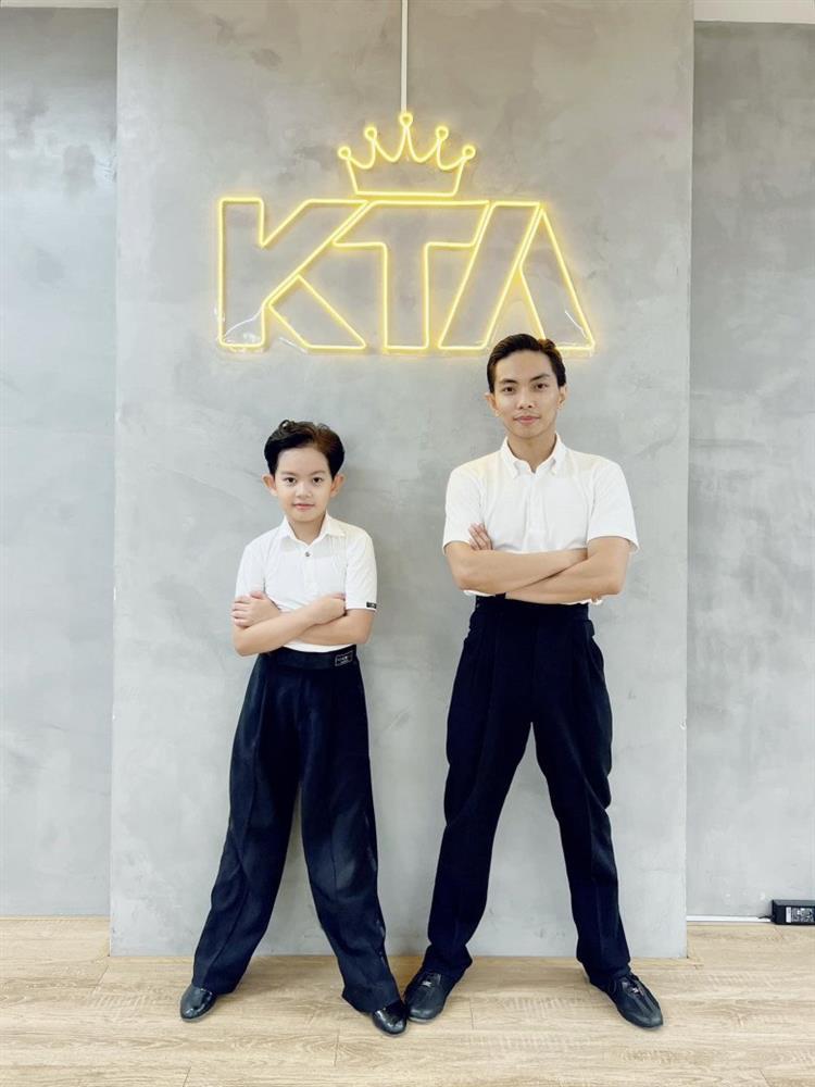 Cậu cả nhà Phan Hiển sao y bản chính với bố, Khánh Thi cũng phải tấm tắc: Giống hết, tuy 2 mà 1-4