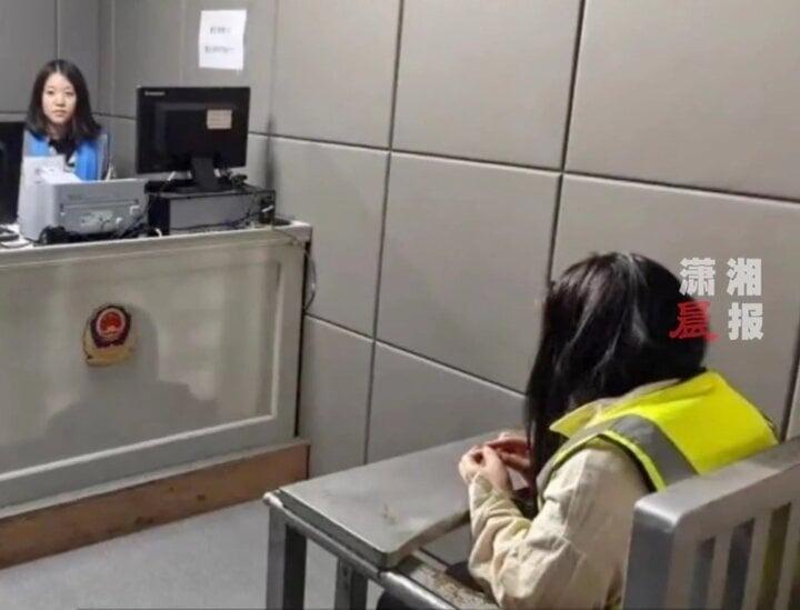 Quý bà 51 tuổi giả mạo gái trẻ hẹn hò với bạn của con trai, lừa 2,7 tỷ đồng-1