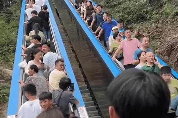 Độc lạ kiểu leo thang vượt núi ngắm cảnh đẹp nhất Na Uy-4