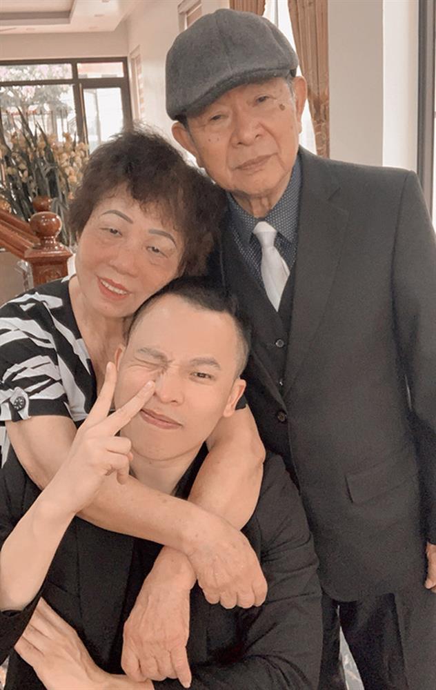 Sao Việt báo hiếu: Thủy Tiên ở thuê vẫn lo nhà cho mẹ; Vũ Khắc Tiệp thành ông trùm bố mẹ mới đồng ý cho xây nhà-4