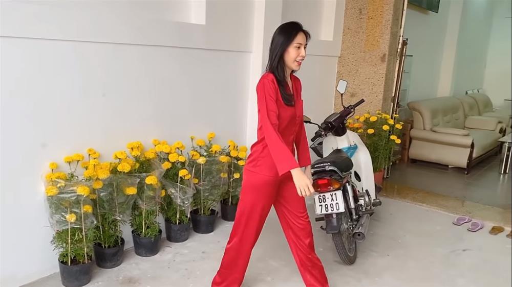 Sao Việt báo hiếu: Thủy Tiên ở thuê vẫn lo nhà cho mẹ; Vũ Khắc Tiệp thành ông trùm bố mẹ mới đồng ý cho xây nhà-6