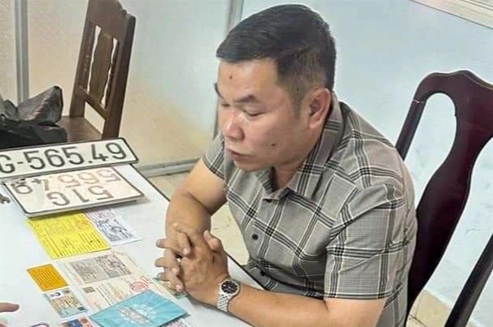 Tạm giữ đại tá công an rởm đi xe gắn biển xanh-1