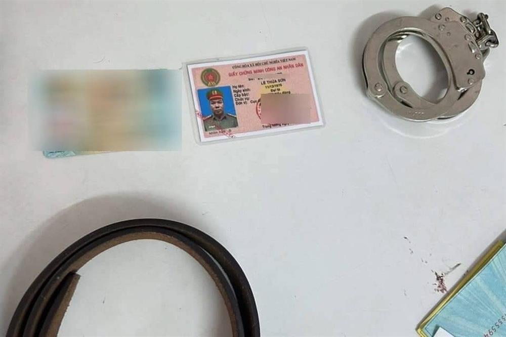 Tạm giữ đại tá công an rởm đi xe gắn biển xanh-2