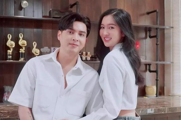 Hồ Quang Hiếu dán tờ rơi lên cột điện, ra bến xe giới thiệu album của bản thân-3