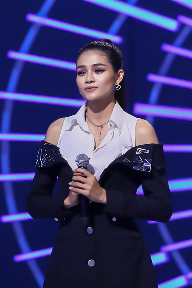 Cô bé nhà quê 1m74 Vũ Hiền Hellen cân nhắc thi hoa hậu sau Vietnam Idol-2