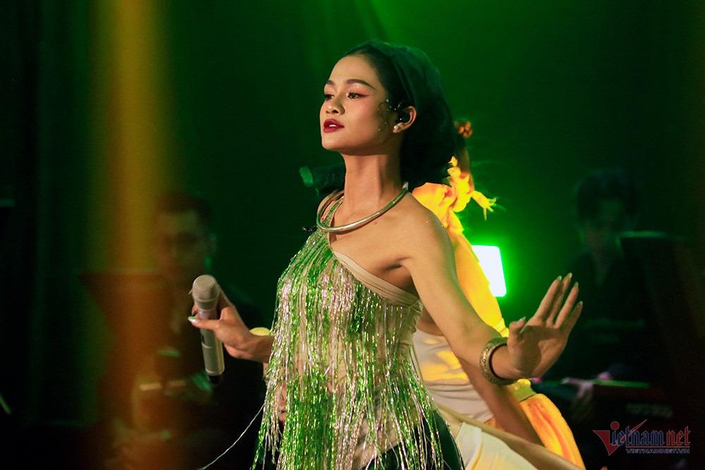 Cô bé nhà quê 1m74 Vũ Hiền Hellen cân nhắc thi hoa hậu sau Vietnam Idol-3