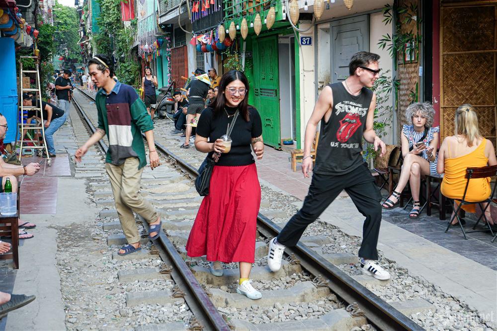 Hà Nội: Xuất hiện phố cà phê đường tàu mới mọc, khách ra vào nườm nượp-2