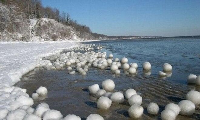 Kỳ lạ hàng ngàn quả bóng tuyết trôi dạt vào bờ biển-2
