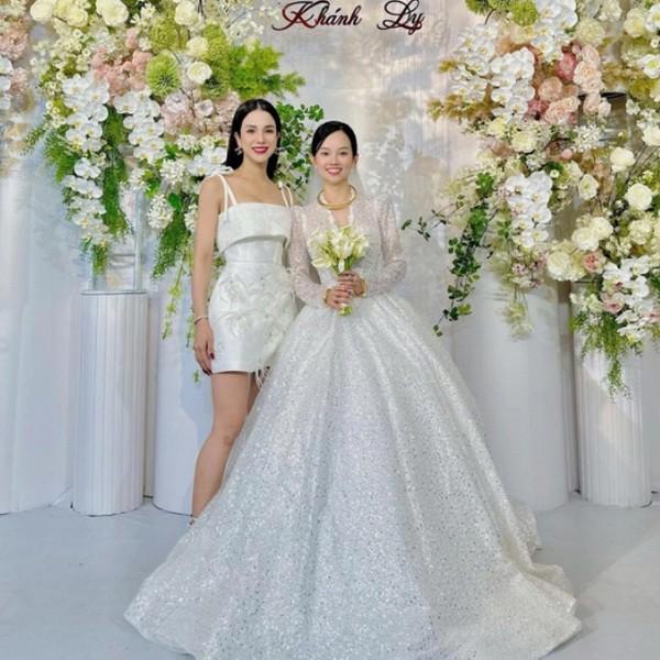 Tình cũ Mạc Hồng Quân chuộng váy cưới phong cách đơn giản-2