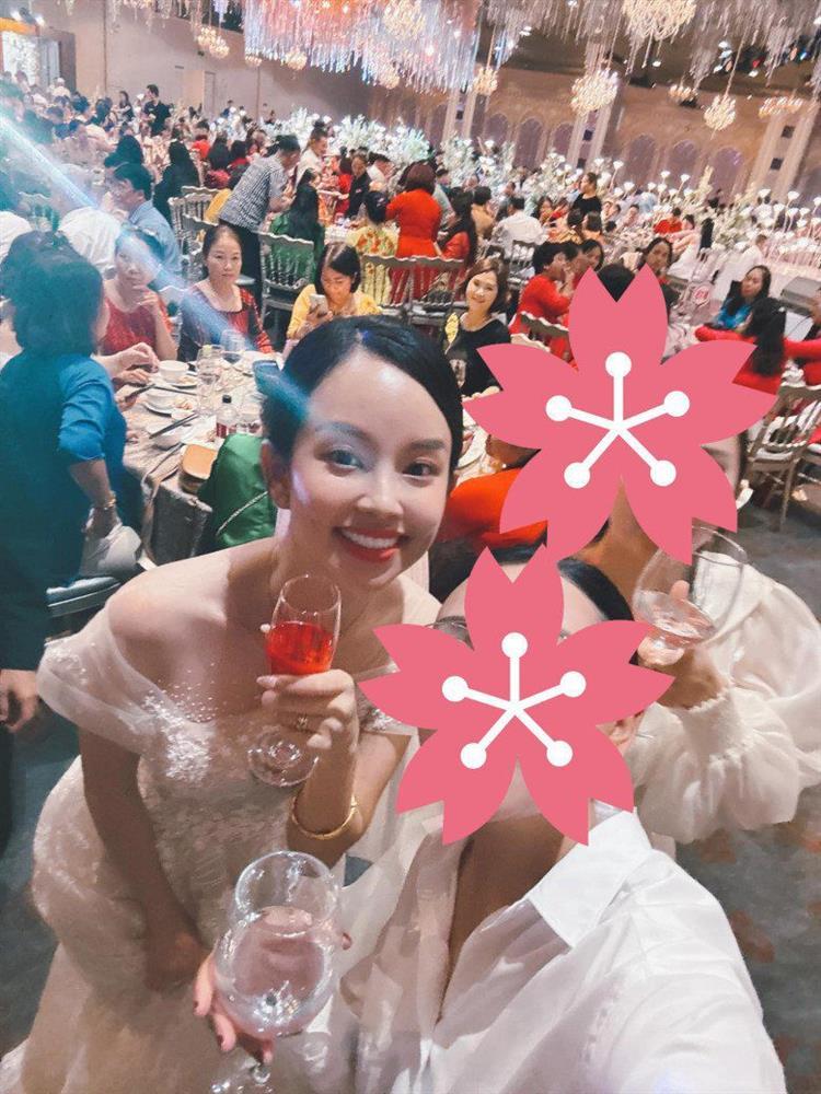 Tình cũ Mạc Hồng Quân chuộng váy cưới phong cách đơn giản-3