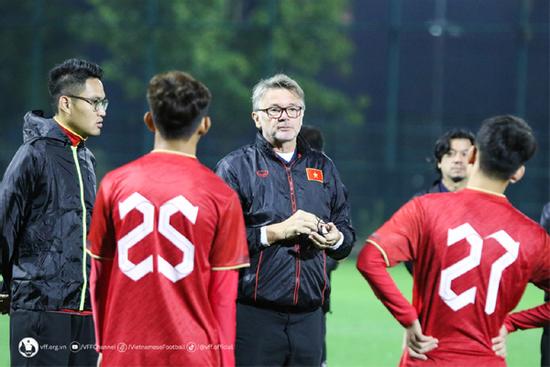 Danh sách tuyển Việt Nam: Hợp lý vì HLV Troussier ở... thế bí