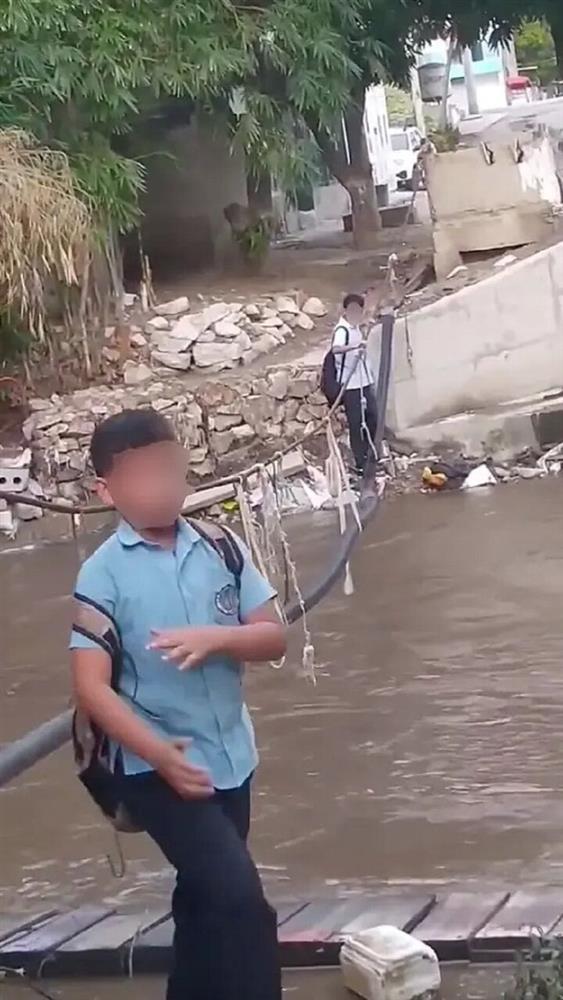 Thót tim cảnh 70 học sinh đi cầu dây vượt sông đầy cá sấu để tới trường-2