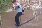 Thót tim cảnh 70 học sinh đi cầu dây vượt sông đầy cá sấu để tới trường