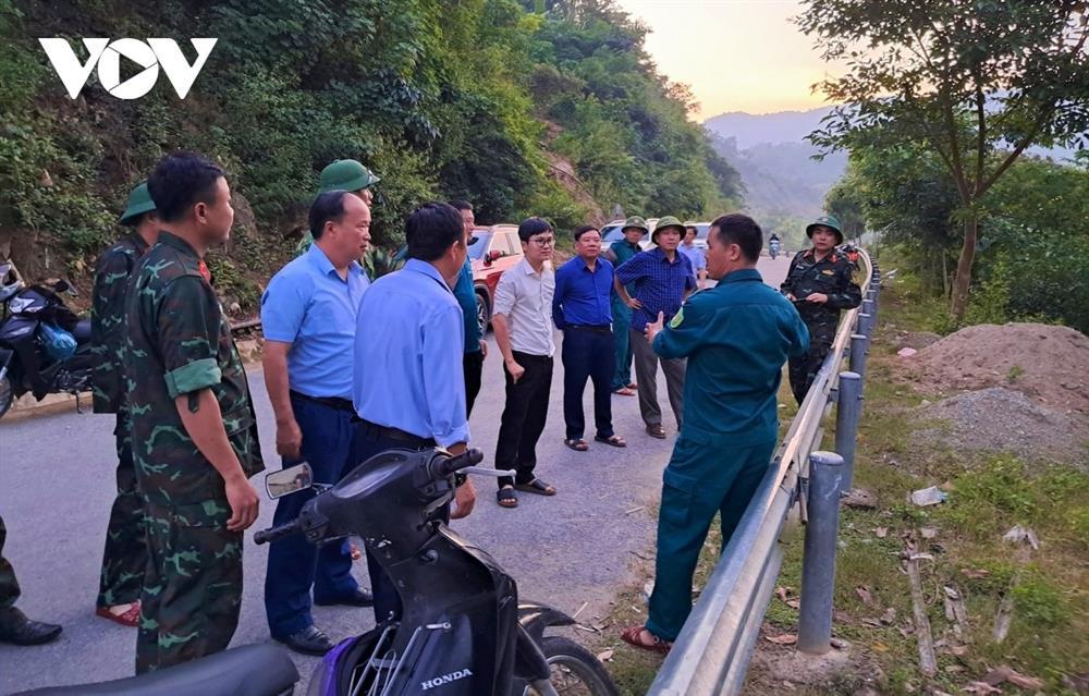 Cùng con gái mang củi qua sông, mẹ bị nước cuốn trôi-1