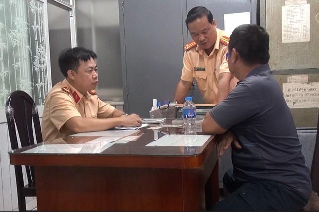 Công an thông tin về clip người đàn ông nhảy kênh ở TPHCM vì bị xử phạt vi phạm giao thông-2