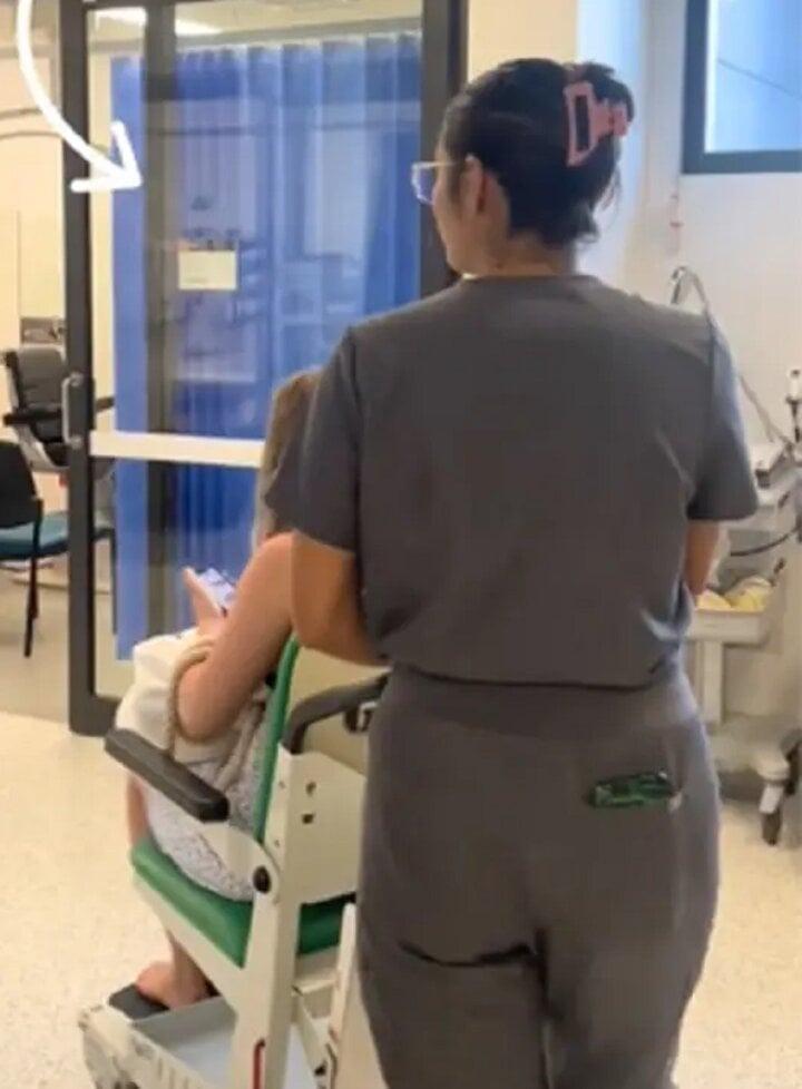 Sự cố đáng sợ ở công viên giải trí: Cô gái bị uốn cong gập bàn chân-2