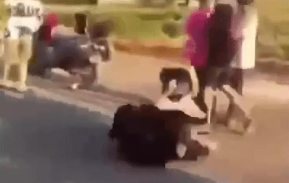 Nữ sinh bị nhóm bạn đánh nằm bất tỉnh, nhiều em đứng nhìn-1