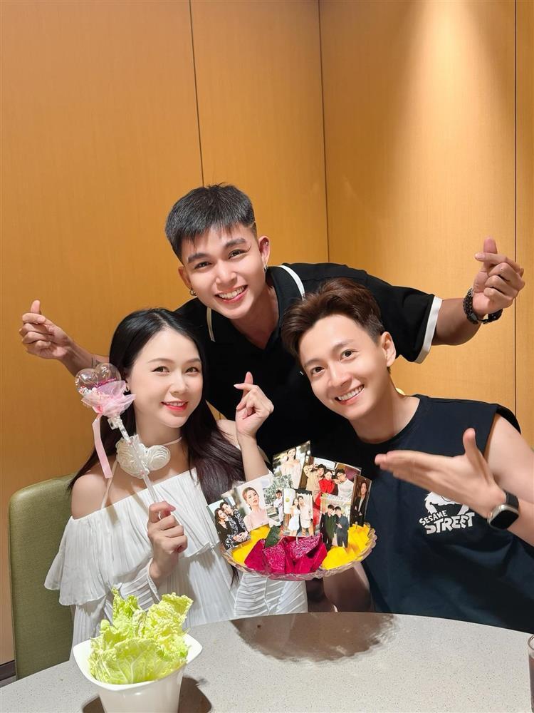 Sam ăn mừng lên chức mẹ bầu cùng hội bạn thân, Ngô Kiến Huy được nhắc về lời hứa 10 chỉ vàng-3