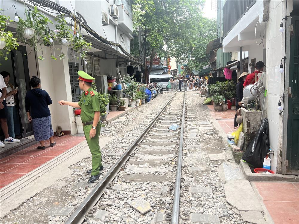 Công an phường dẹp phố cà phê đường tàu mới mọc, phạt 4 trường hợp vi phạm-1