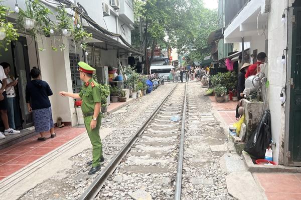 Khách thông chốt, cà phê đường tàu đông như chưa từng có lệnh cấm-8