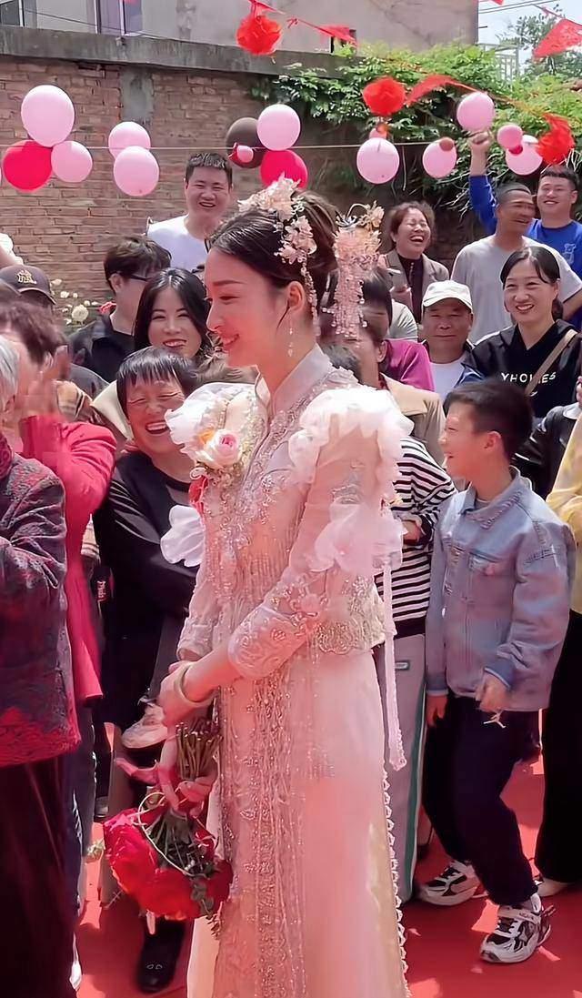 Cả làng đến xem đám cưới vì cô dâu đẹp như tiên nữ-1