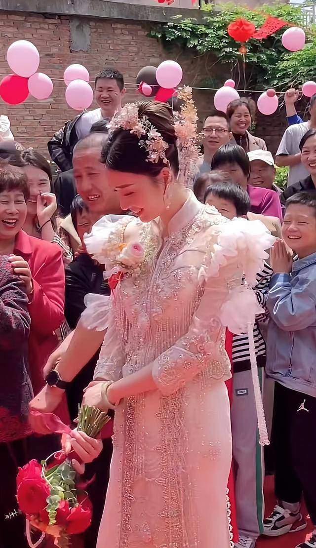 Cả làng đến xem đám cưới vì cô dâu đẹp như tiên nữ-2