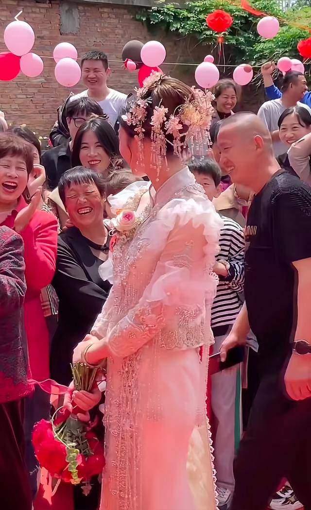 Cả làng đến xem đám cưới vì cô dâu đẹp như tiên nữ-3