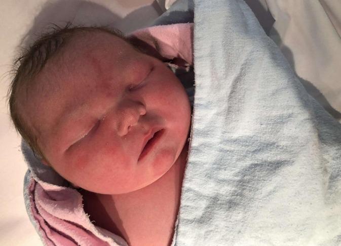 Bố mẹ vỡ oà hạnh phúc đón con trai nặng bằng trẻ 3 tháng tuổi chào đời-1