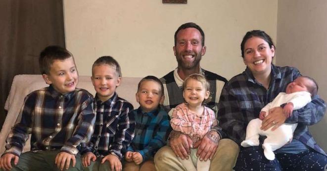 Bố mẹ vỡ oà hạnh phúc đón con trai nặng bằng trẻ 3 tháng tuổi chào đời-2