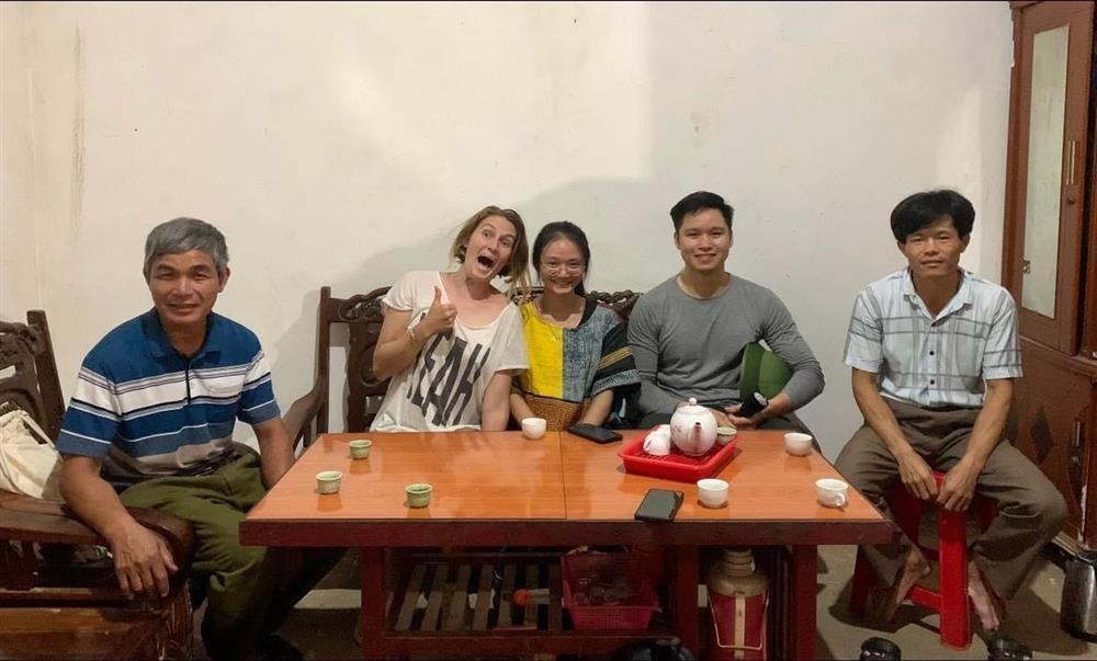 Cảnh sát giải cứu phượt thủ nước ngoài bị đi lạc trong rừng ở Cao Bằng-1