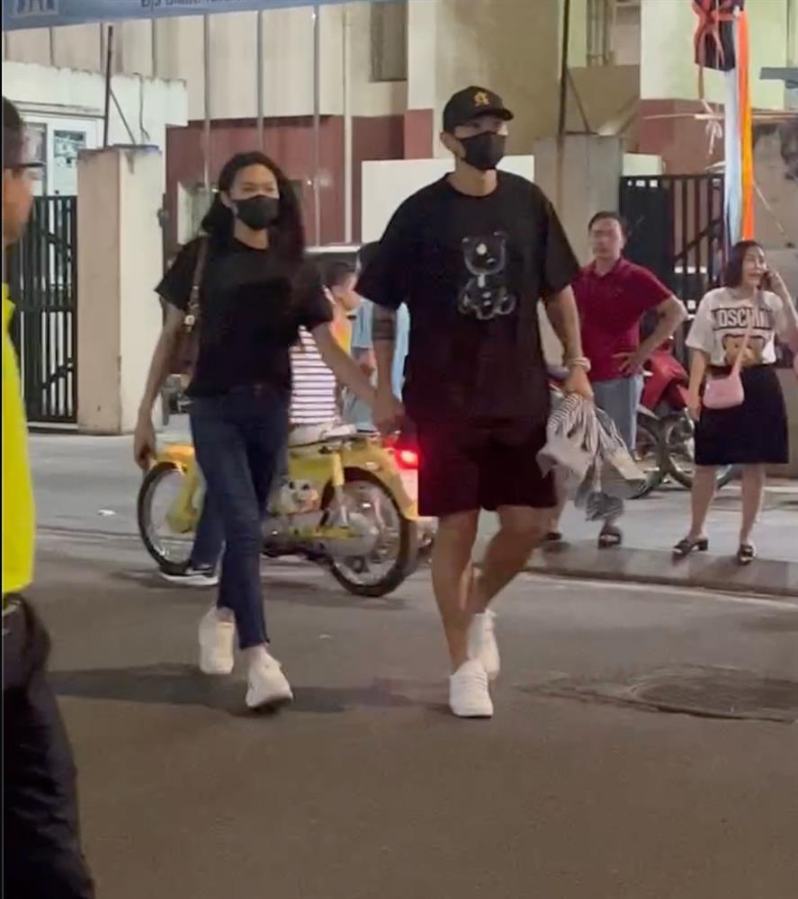 Đoàn Văn Hậu nắm tay Doãn Hải My lộ diện trước thềm đám cưới-1