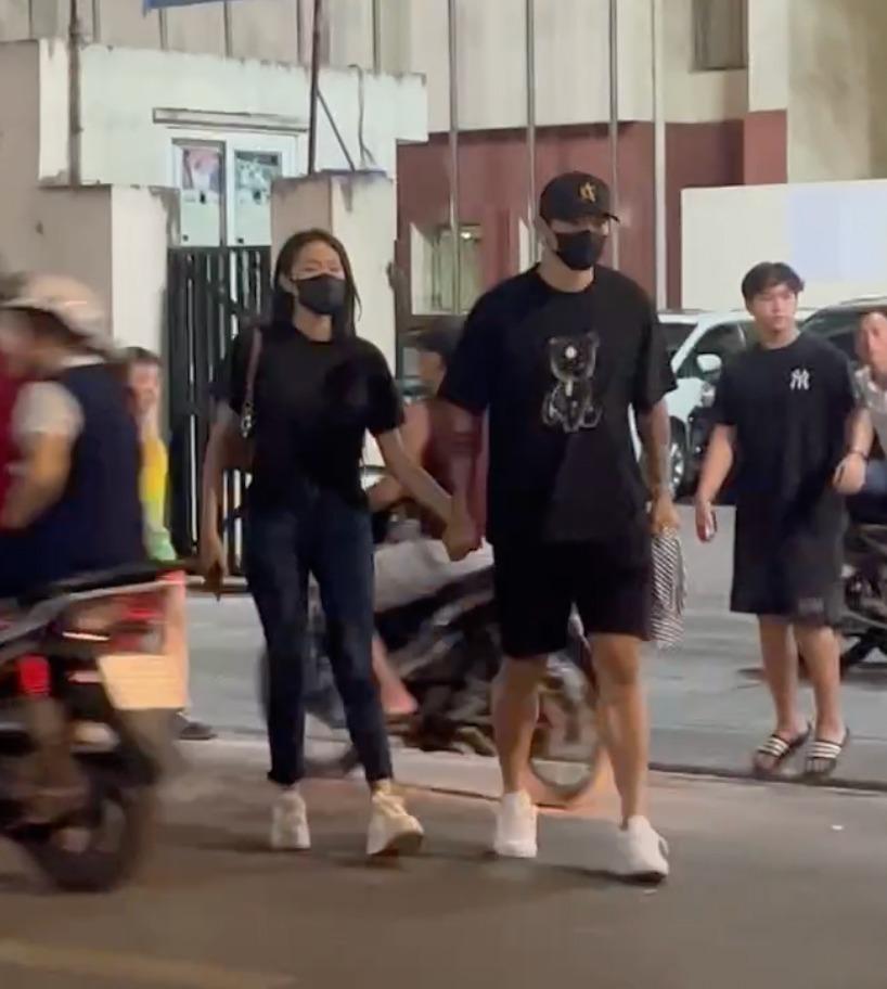 Đoàn Văn Hậu nắm tay Doãn Hải My lộ diện trước thềm đám cưới-2