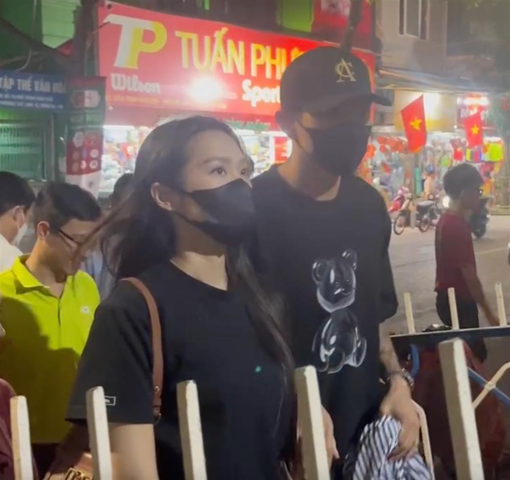 Đoàn Văn Hậu nắm tay Doãn Hải My lộ diện trước thềm đám cưới-3