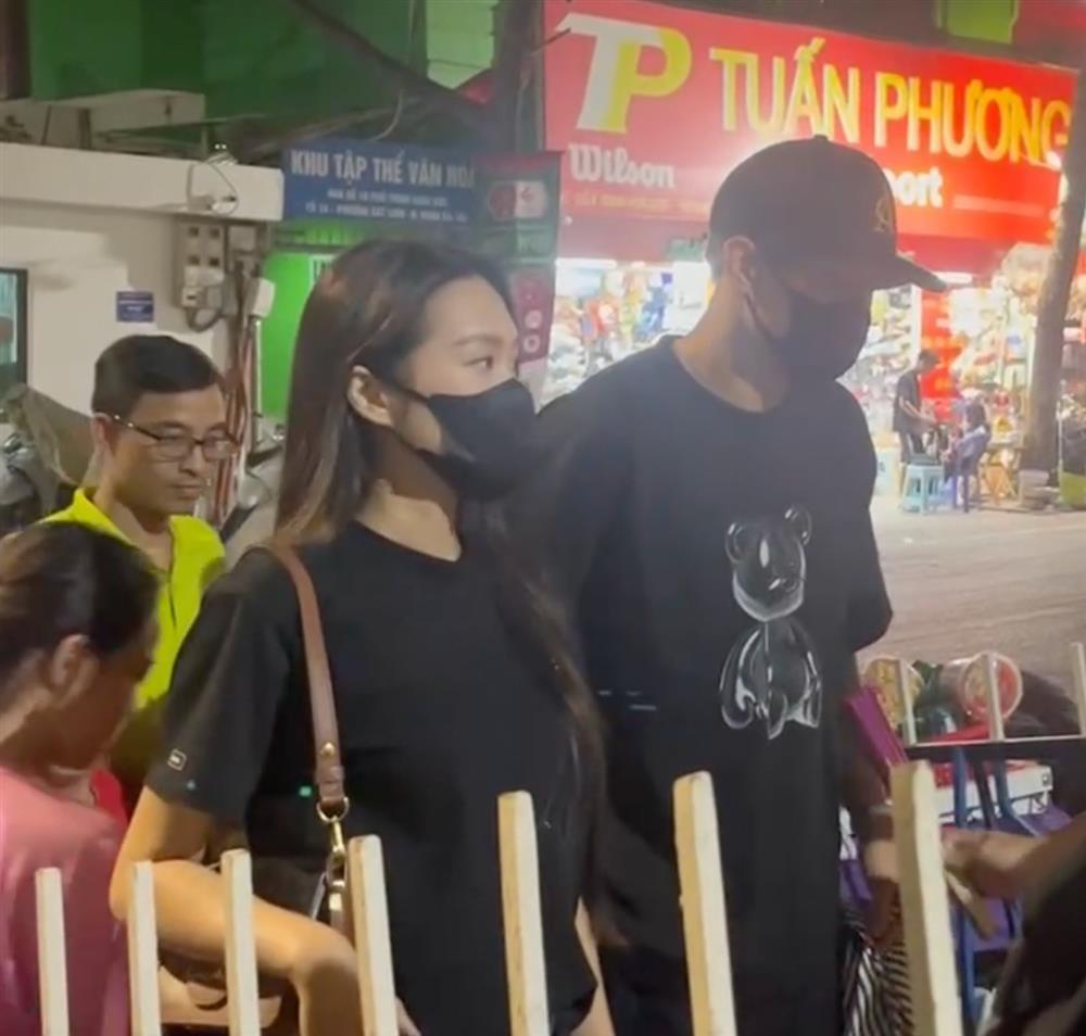 Đoàn Văn Hậu nắm tay Doãn Hải My lộ diện trước thềm đám cưới-4